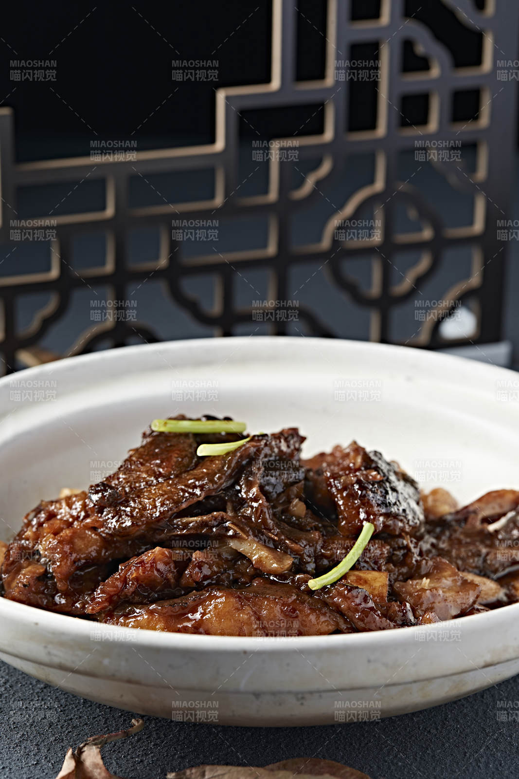 砂锅酱煲蒜香碟鱼头