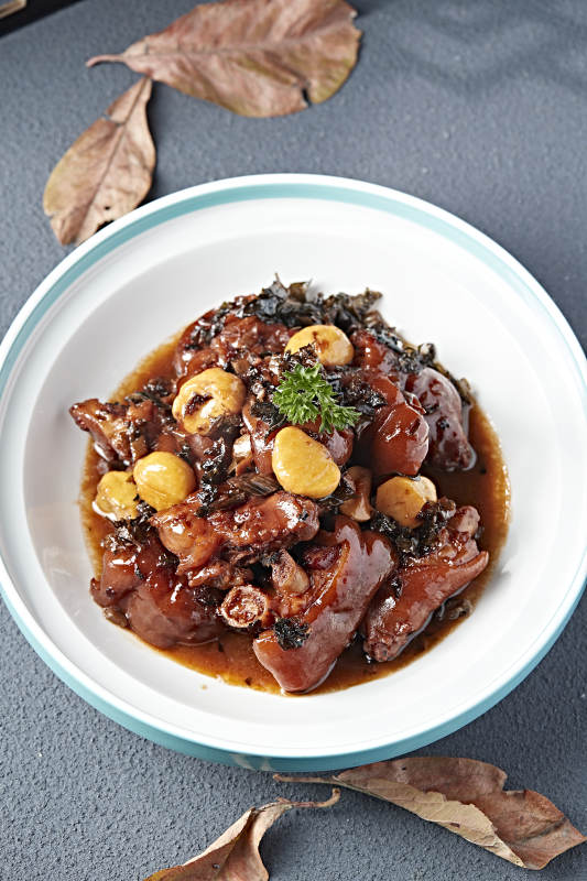 美味红烧板栗猪蹄块