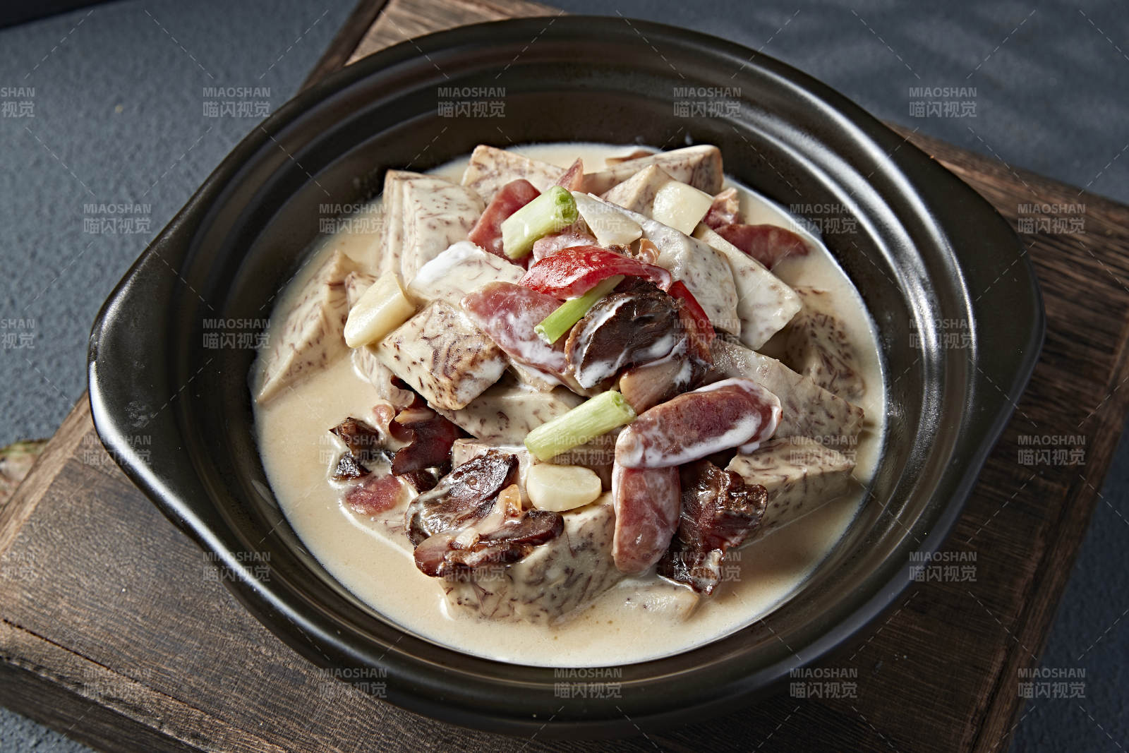 砂锅奶汤芋头爆广式腊肠咸肉