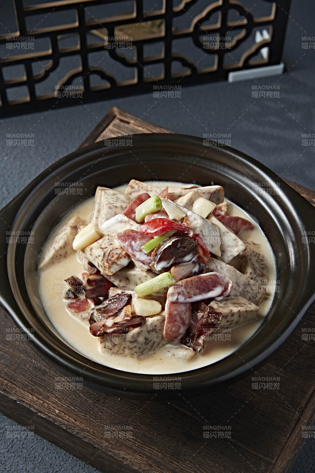 砂锅奶汤芋头爆广式腊肠咸肉