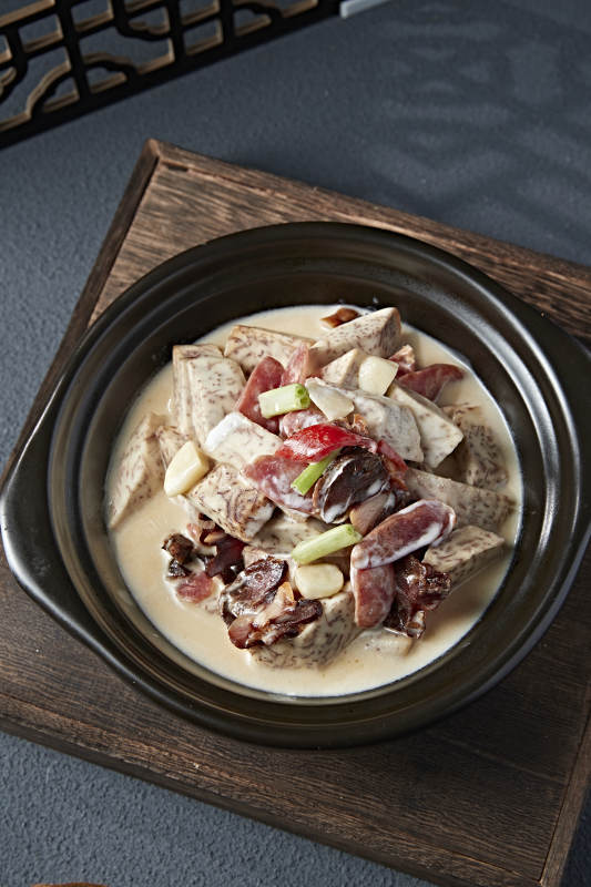 砂锅奶汤芋头爆广式腊肠咸肉