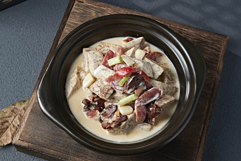 砂锅奶汤芋头爆广式腊肠咸肉