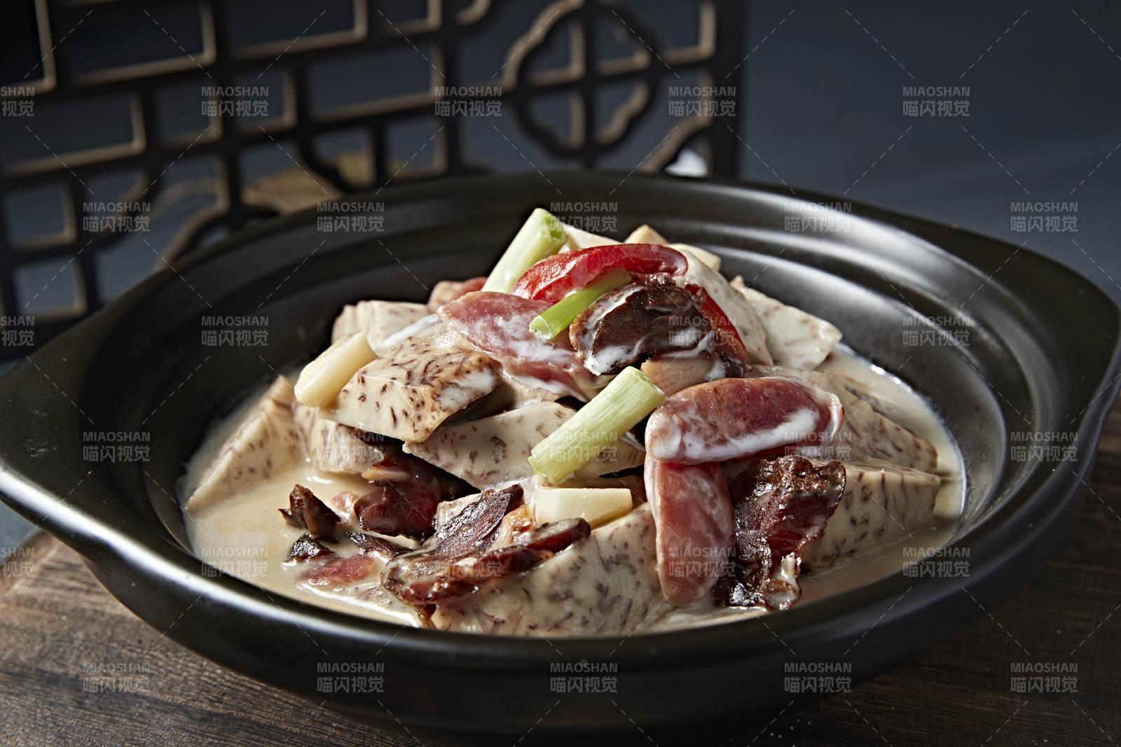 砂锅奶汤芋头爆广式腊肠咸肉