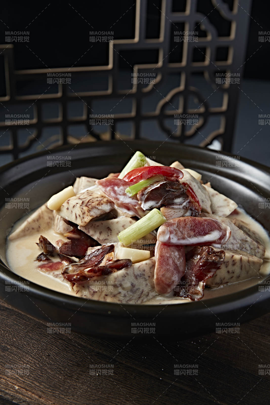 砂锅奶汤芋头爆广式腊肠咸肉