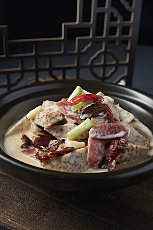 砂锅奶汤芋头爆广式腊肠咸肉