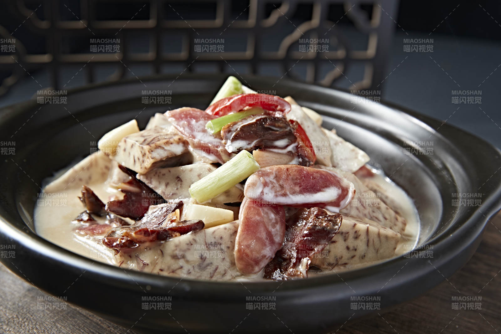 砂锅奶汤芋头爆广式腊肠咸肉