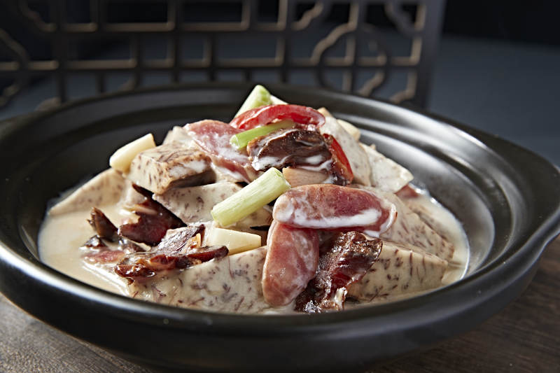 砂锅奶汤芋头爆广式腊肠咸肉