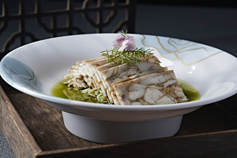 北京填鸭肉糕切片配藤椒麻油