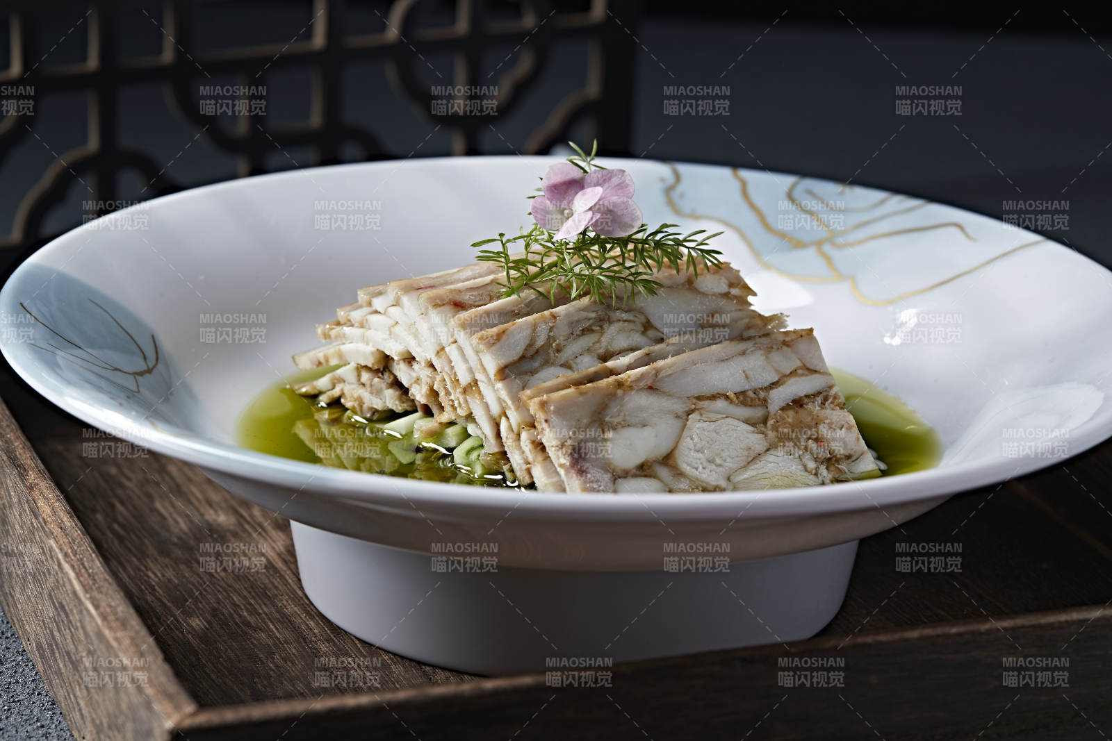 北京填鸭肉糕切片配藤椒麻油