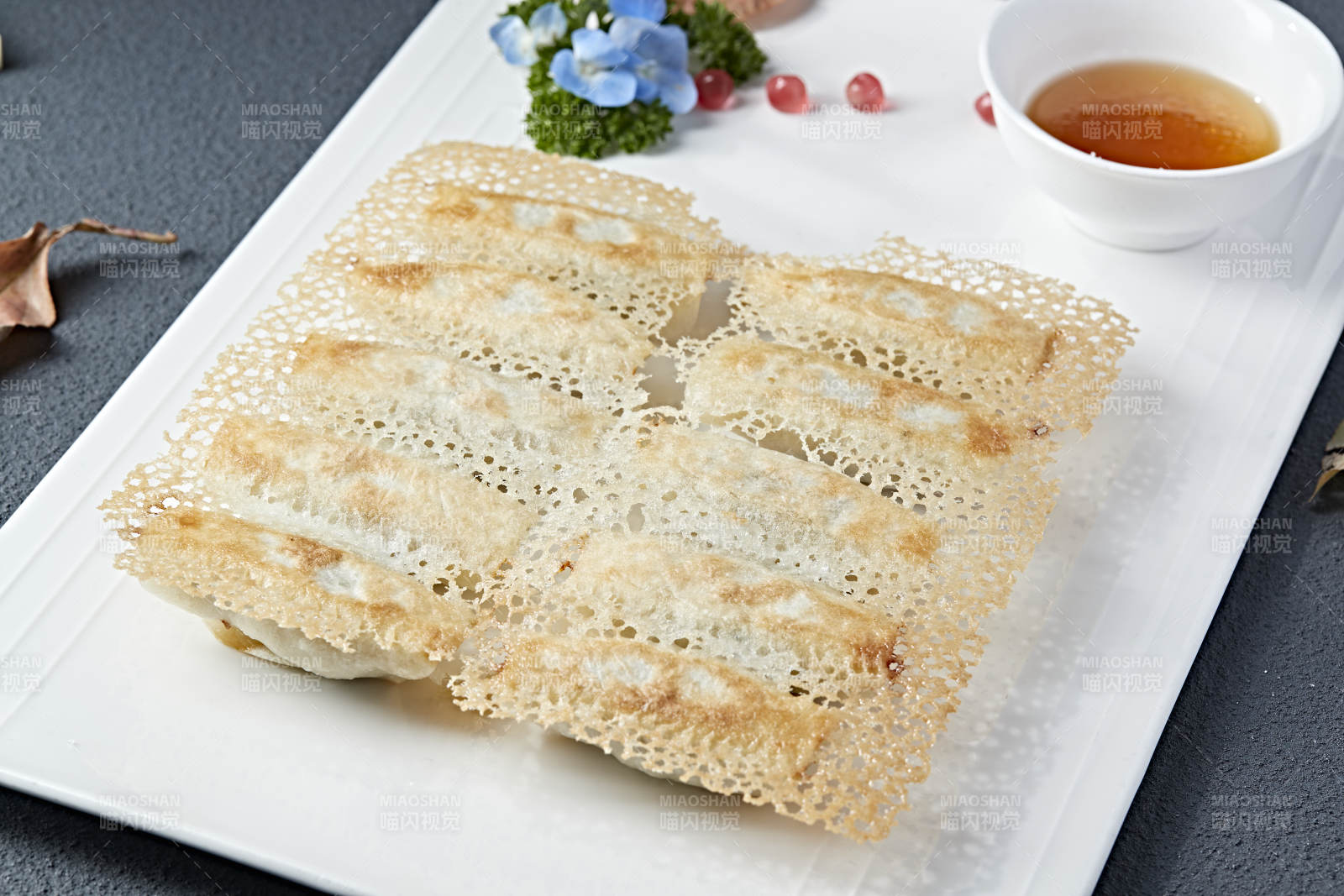 韭菜油渣馅渔网煎锅贴