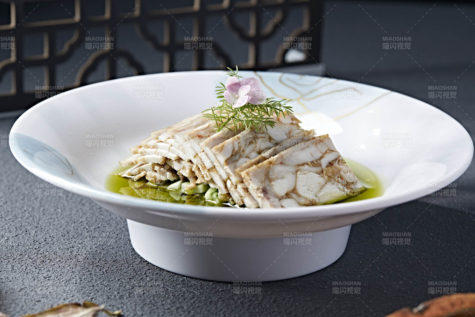 北京填鸭肉糕切片配藤椒麻油