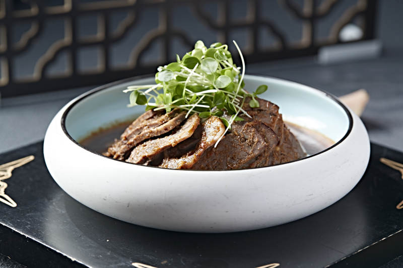 浇汁红油牛腱子切片