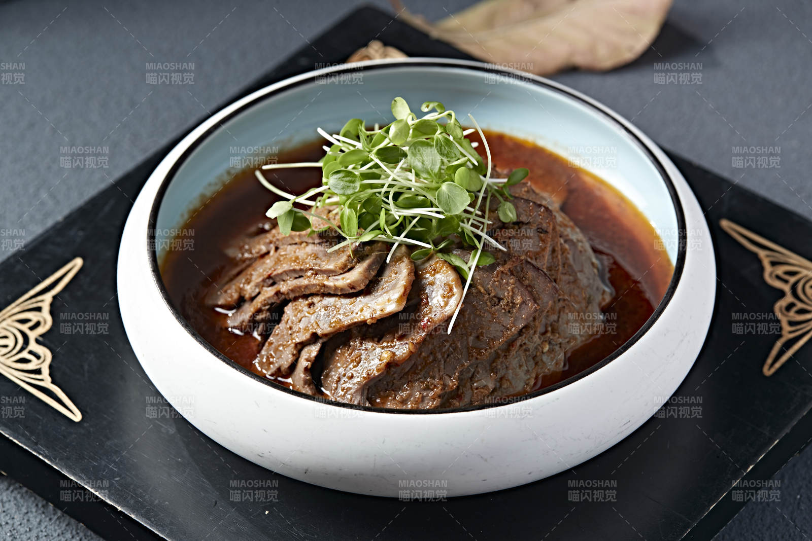 澆汁紅油牛腱子切片