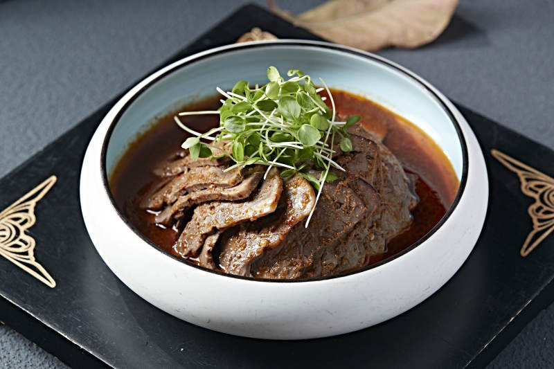 浇汁红油牛腱子切片