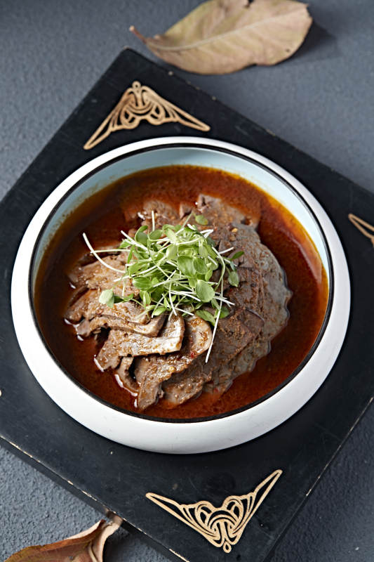 浇汁红油牛腱子切片