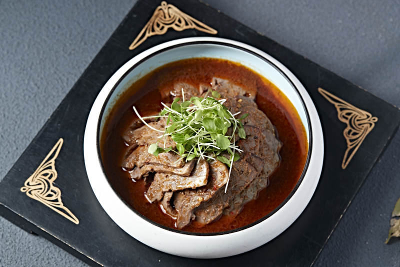 浇汁红油牛腱子切片