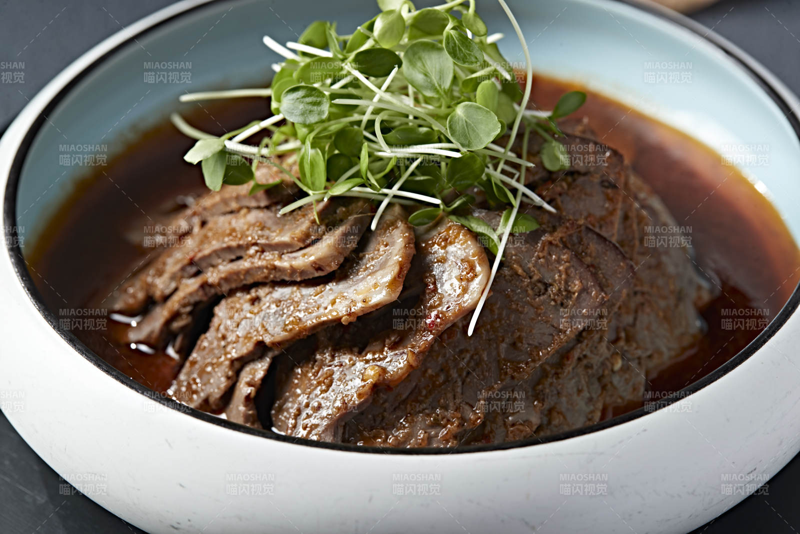 澆汁紅油牛腱子切片