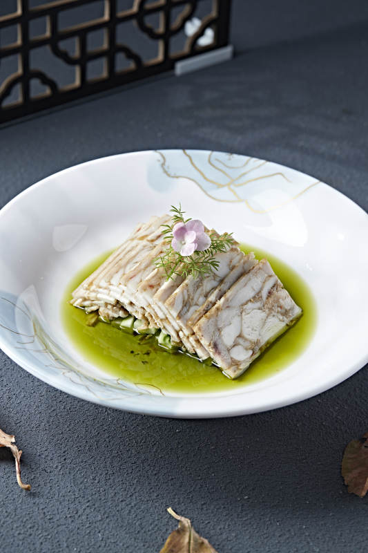 北京填鸭肉糕切片配藤椒麻油