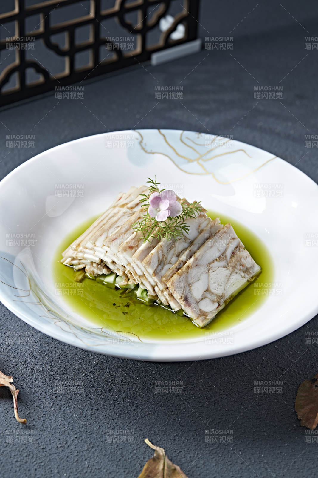 北京填鸭肉糕切片配藤椒麻油