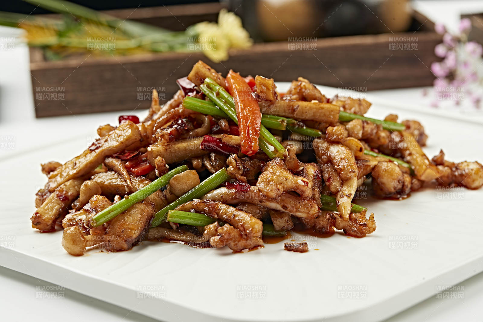 香辣爆炒杏鲍菇海鲜菇西芹彩椒鱿鱼须