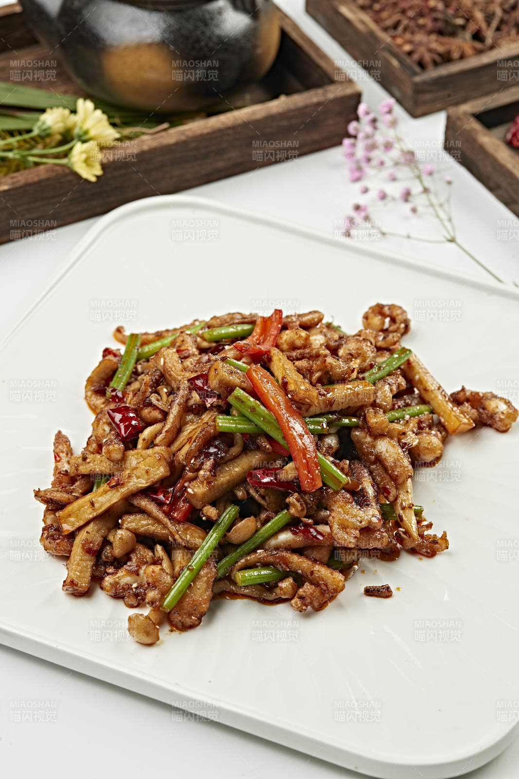 香辣爆炒杏鲍菇海鲜菇西芹彩椒鱿鱼须