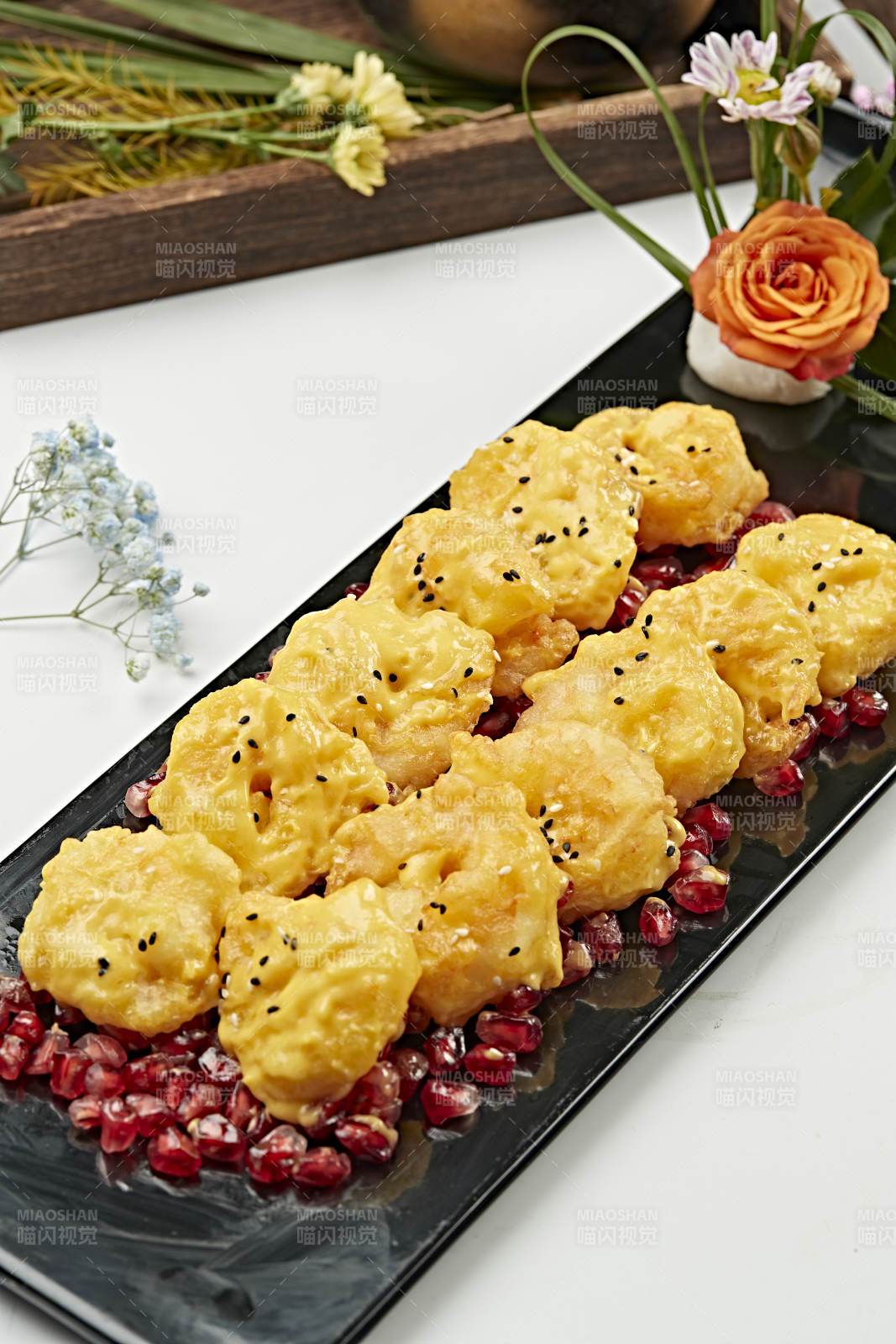 石榴籽配蜂蜜芥末油炸大蝦球