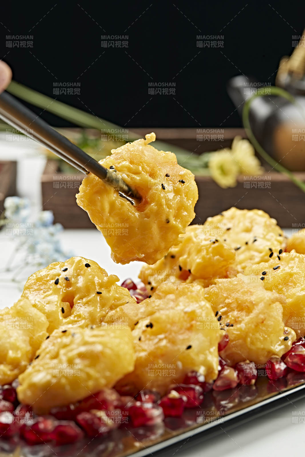 石榴籽配蜂蜜芥末油炸大蝦球