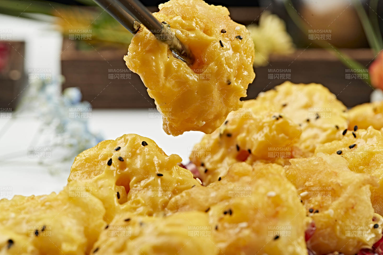 石榴籽配蜂蜜芥末油炸大虾球