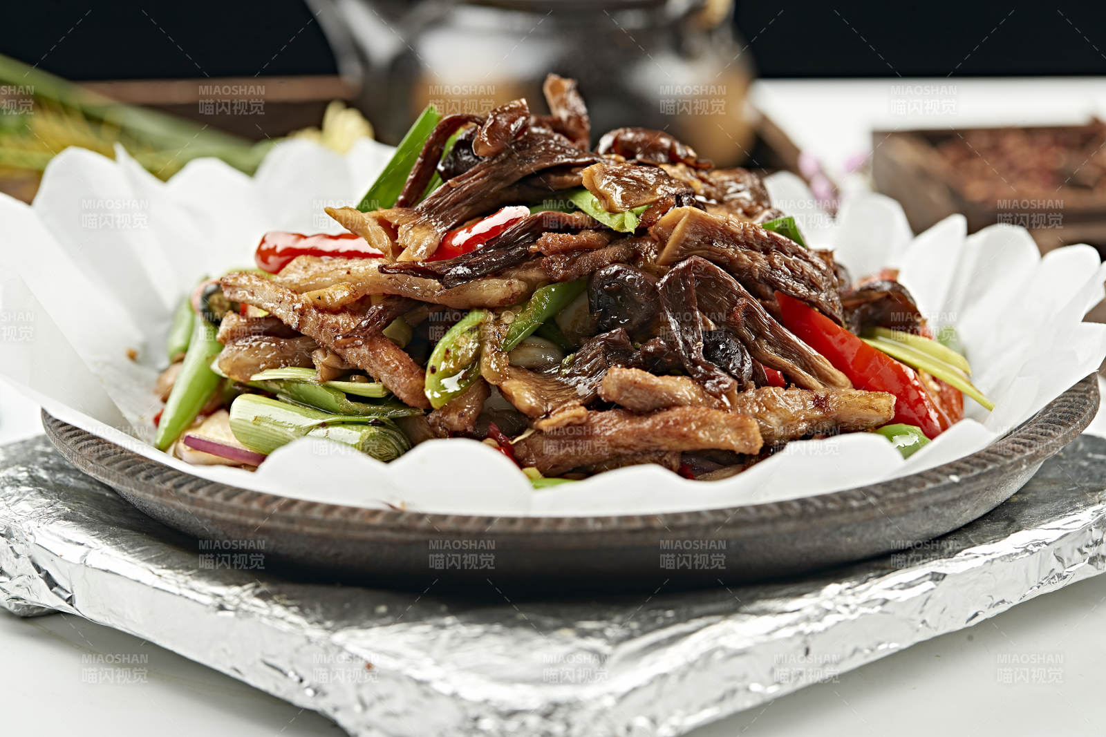 铁板葱香彩椒松蘑猪里脊丝