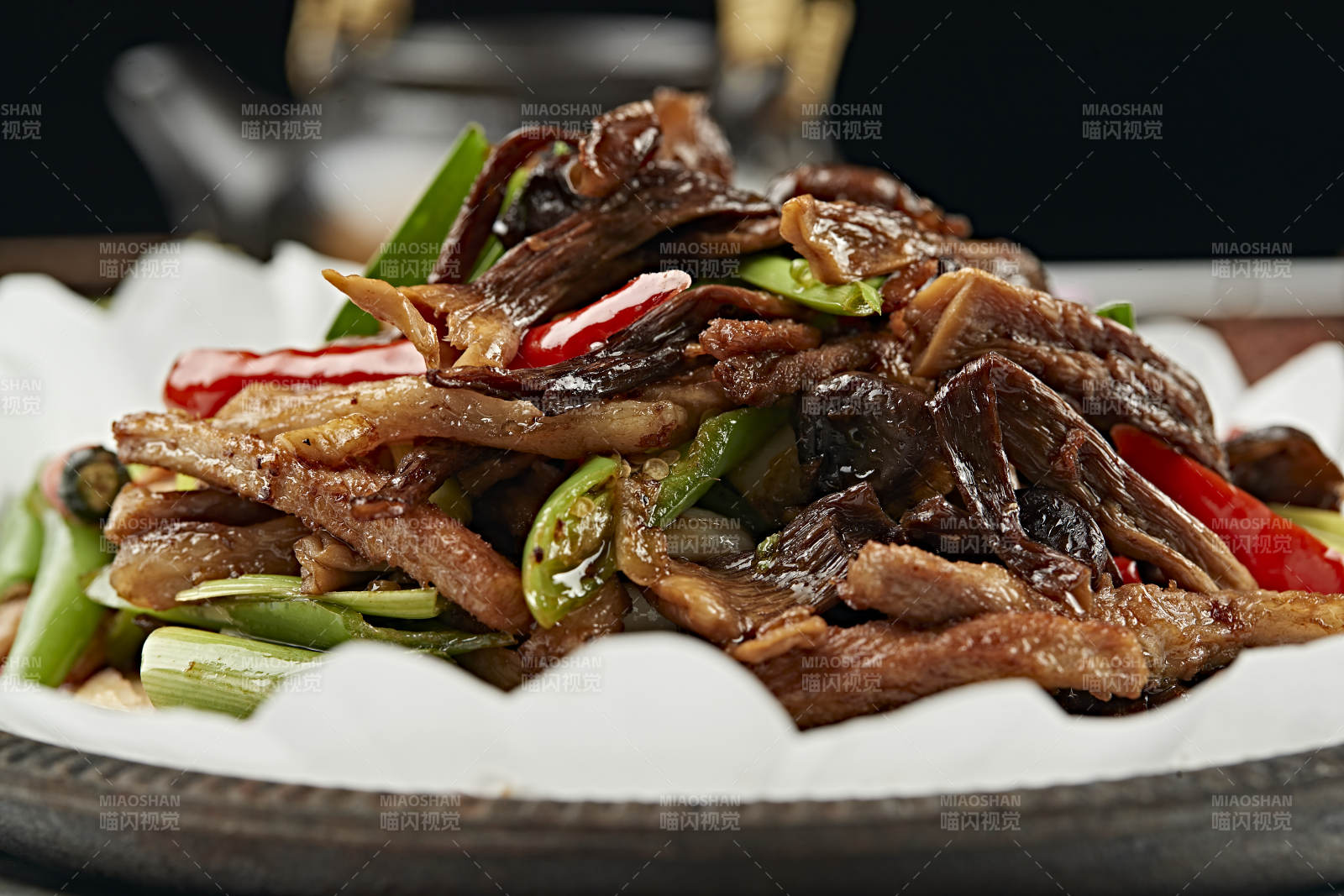 铁板葱香彩椒松蘑猪里脊丝