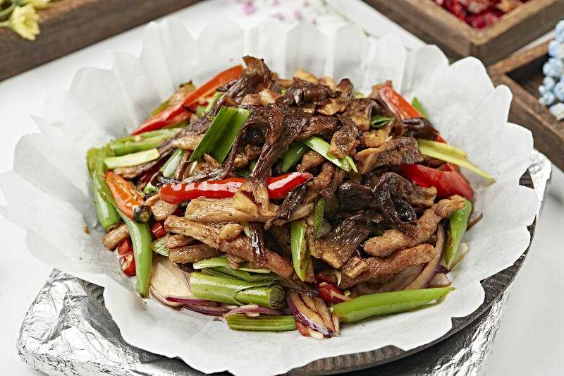 铁板葱香彩椒松蘑猪里脊丝
