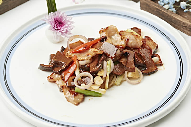 五花肉片炒红松菇