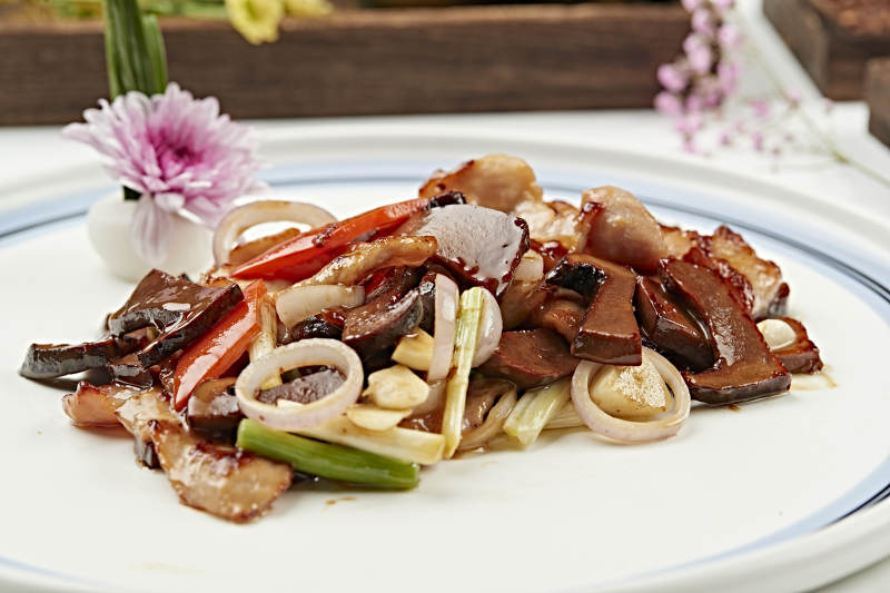 五花肉片炒红松菇