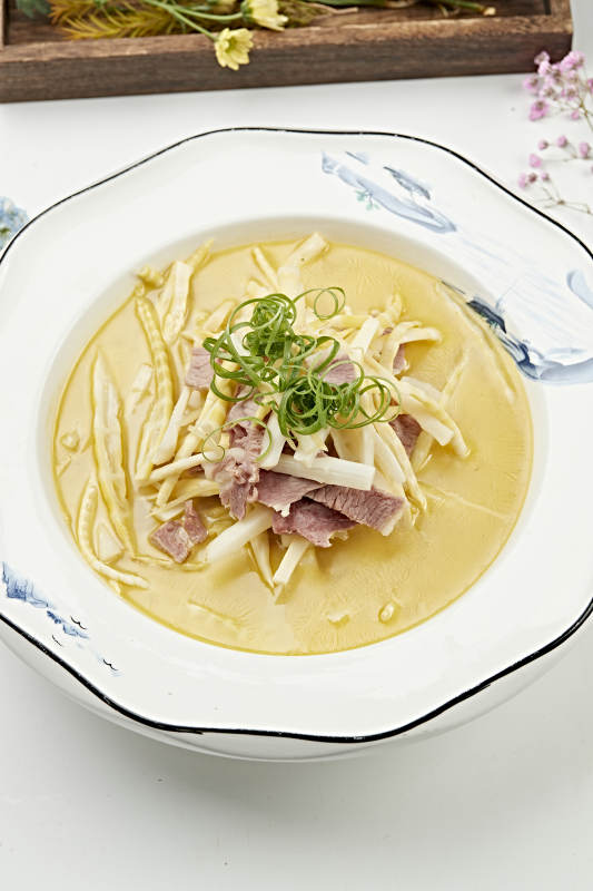 酸汤嫩笋炖猪通脊片