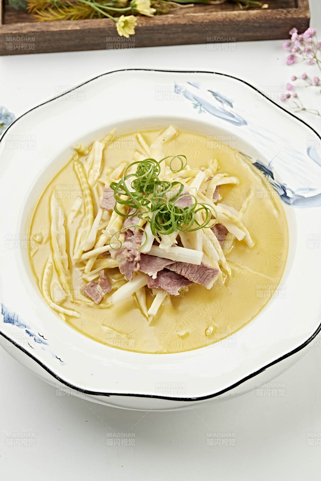 酸汤嫩笋炖猪通脊片