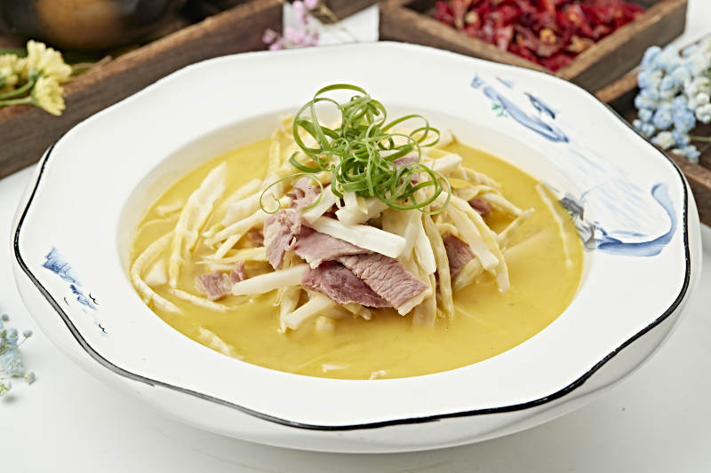 酸汤嫩笋炖猪通脊片