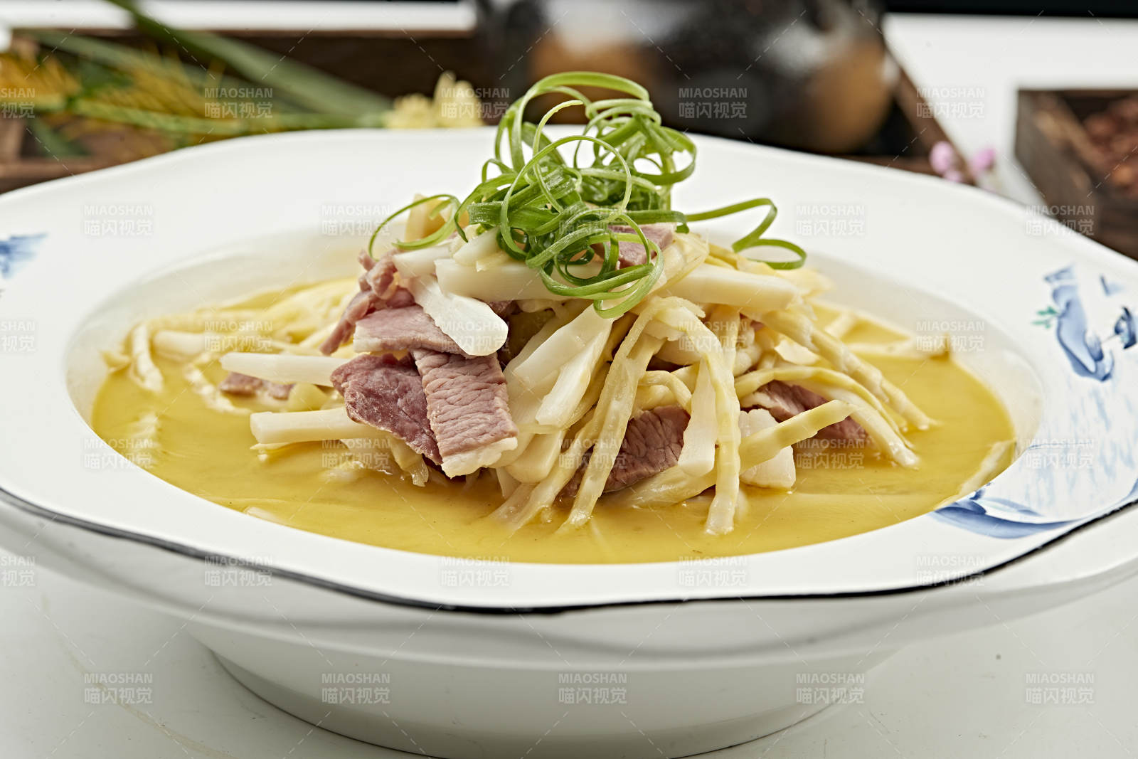 酸汤嫩笋炖猪通脊片