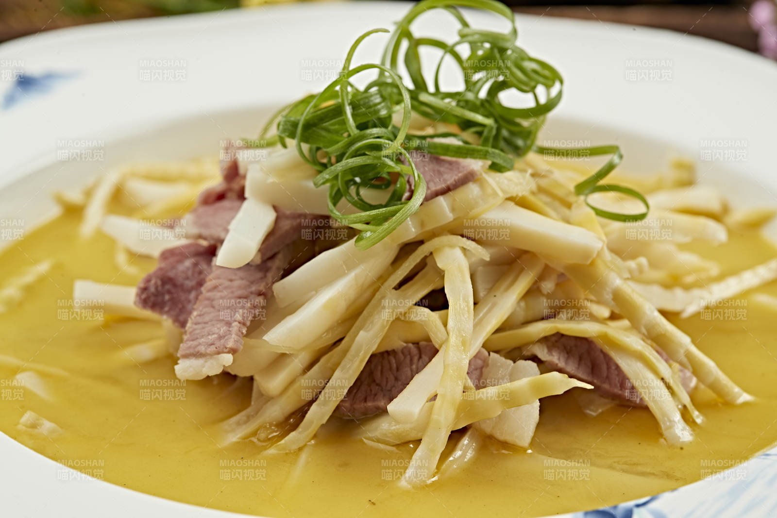 酸汤嫩笋炖猪通脊片