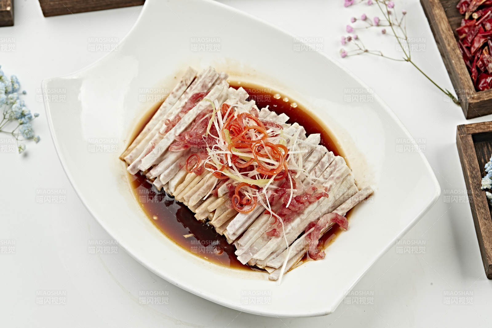 浇汁香肠蒸荔浦香芋条-摄影图