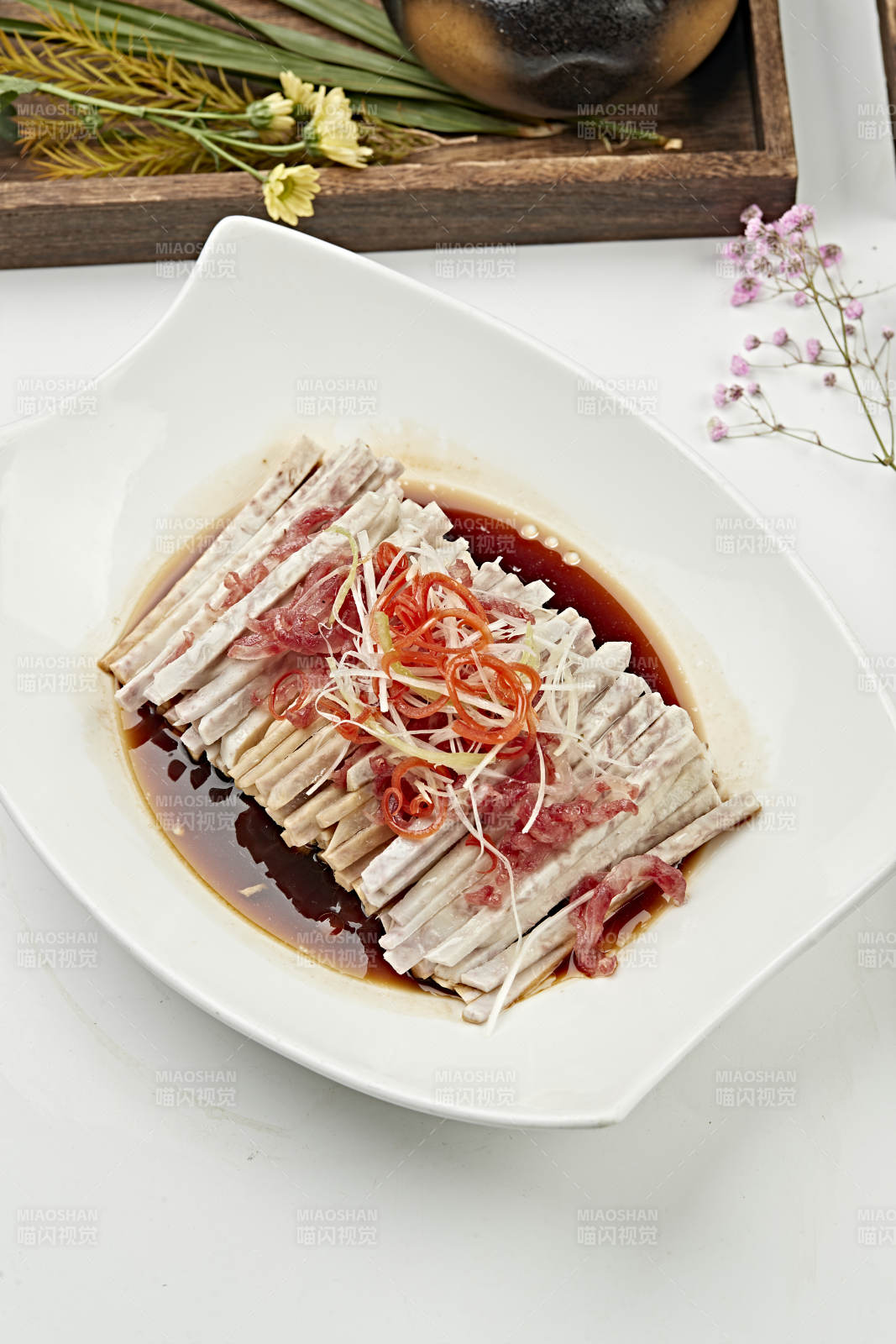 浇汁香肠蒸荔浦香芋条-摄影图