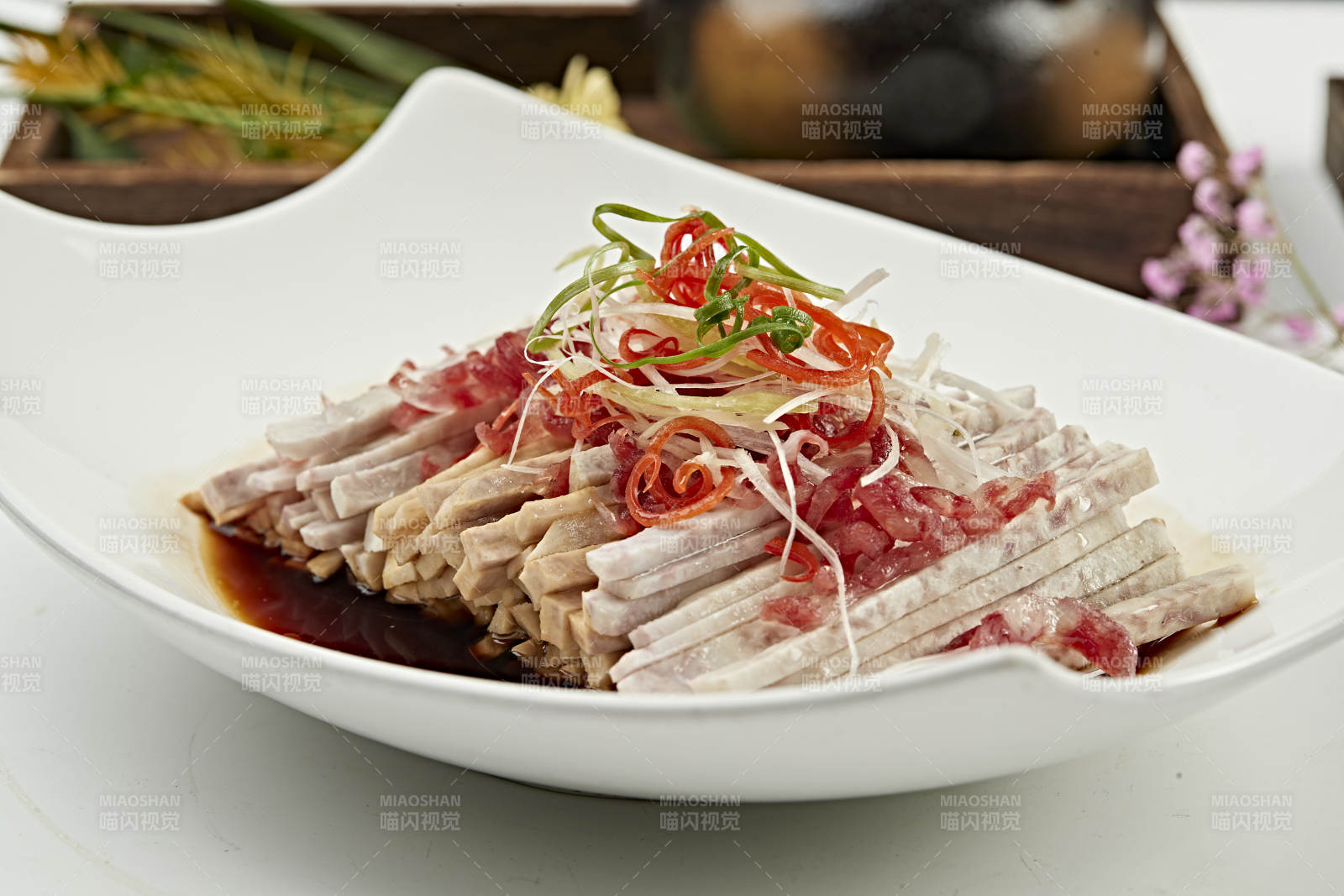 浇汁香肠蒸荔浦香芋条-摄影图