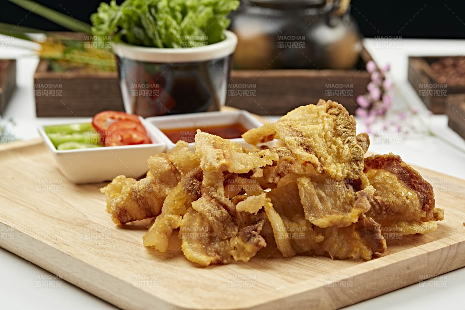 蘸汁香炸猪五花油渣