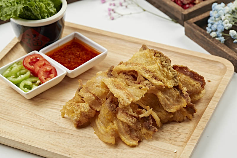 蘸汁香炸猪五花油渣