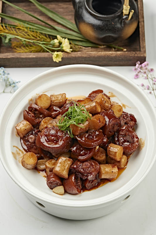 蒜香铁棍山药红烧猪尾