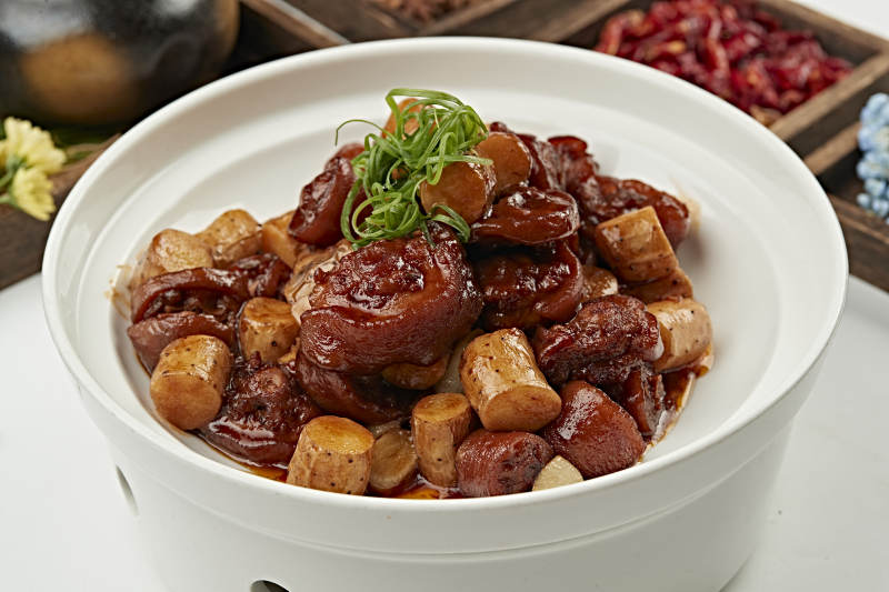 蒜香铁棍山药红烧猪尾