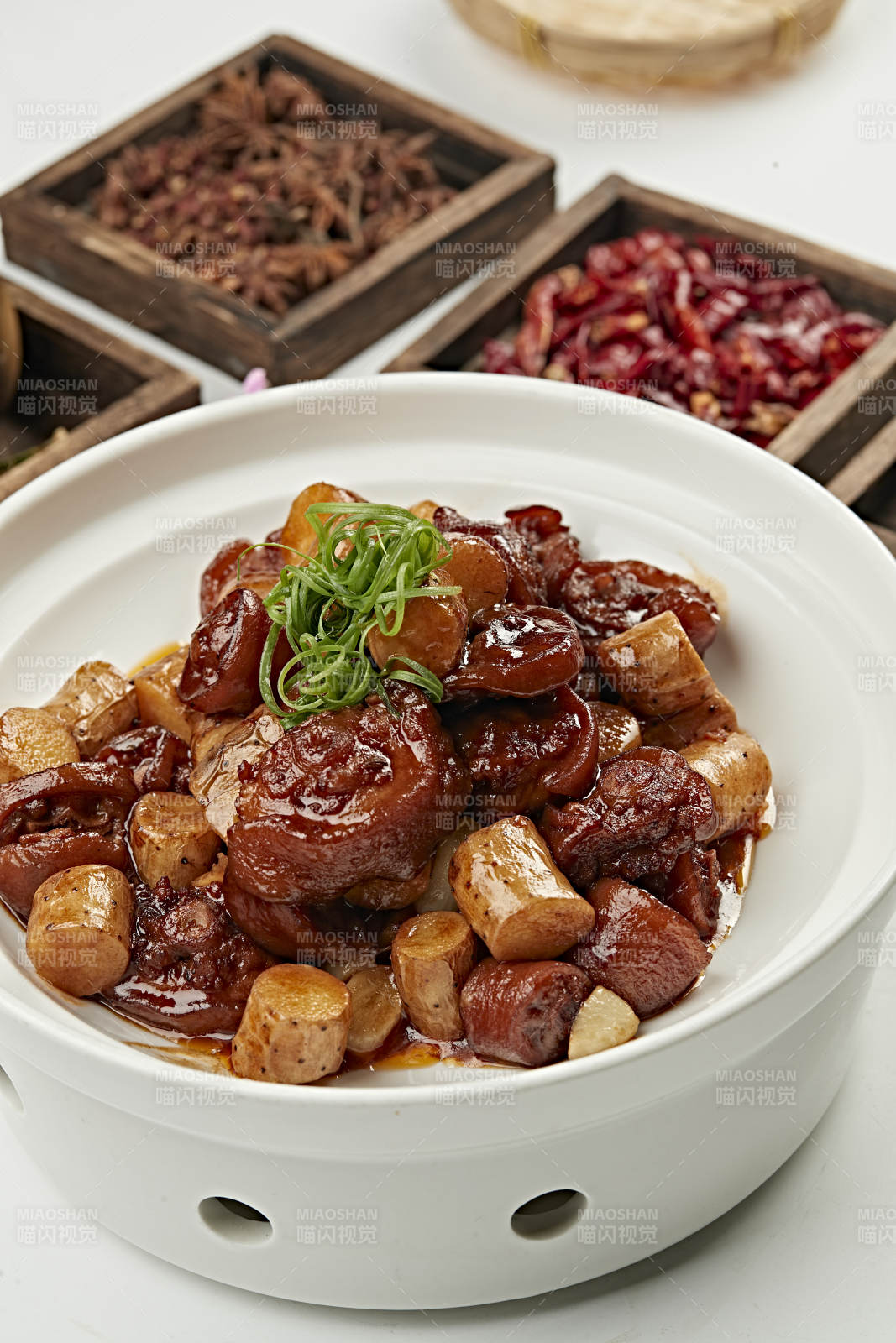 蒜香铁棍山药红烧猪尾