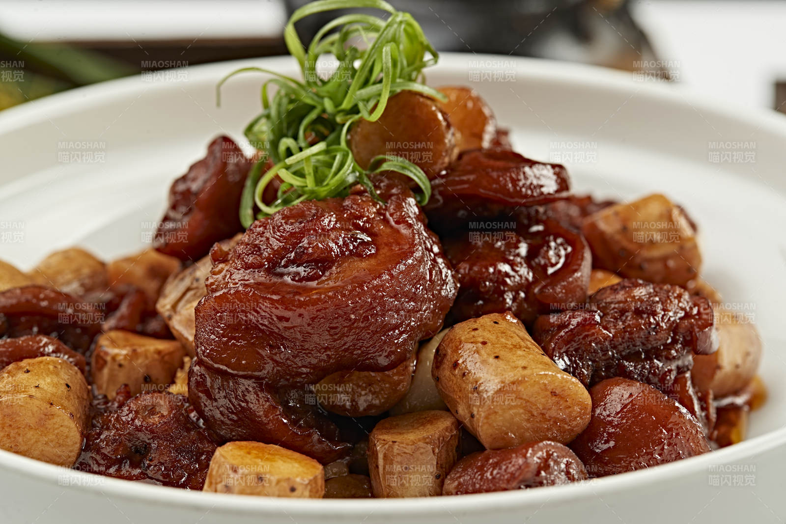 蒜香铁棍山药红烧猪尾