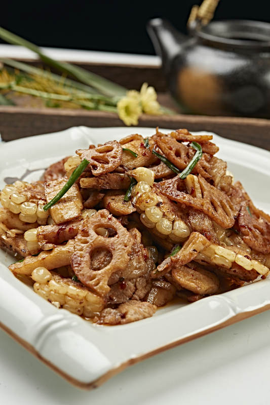 酱爆玉米藕片土豆五花肉片