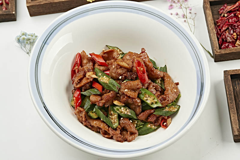 酱烧辣椒秋葵猪五花肉片