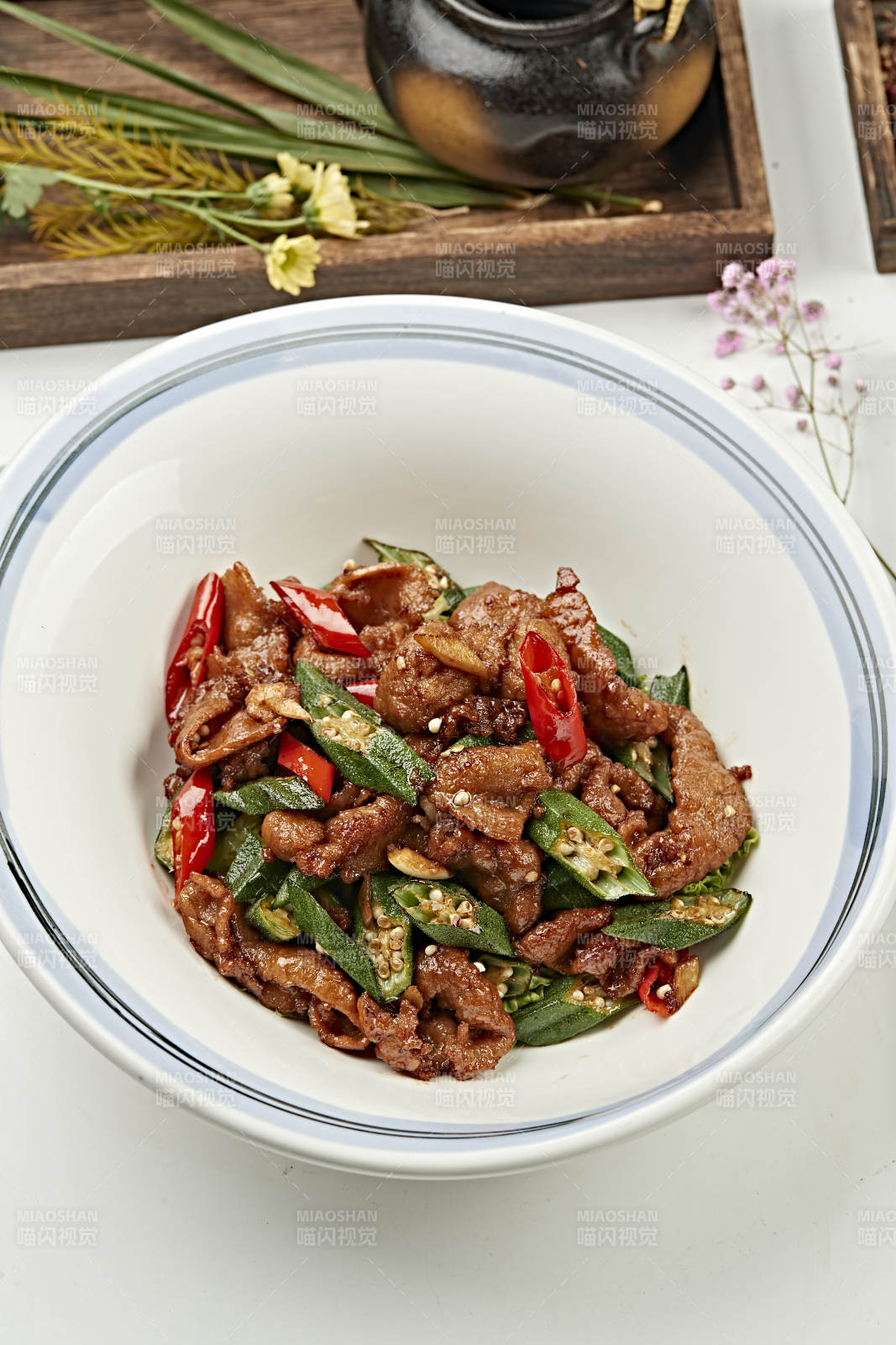 酱烧辣椒秋葵猪五花肉片